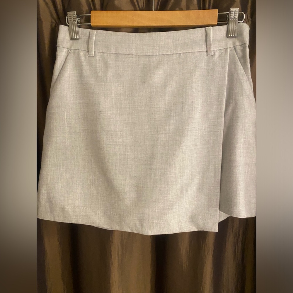 Hollister light Gray Women's  mini Skirt with shorts underneath/ Size Small